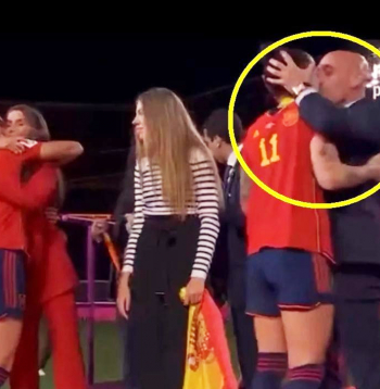 Arvien karstāki notikumi risinās Spānijas futbolā, kur sākta izmeklēšana pret Spānijas futbola federācijas prezidentu Luisu Ruvjalesu par seksuālu vardarbību pret vienu no izlases futbolistēm.