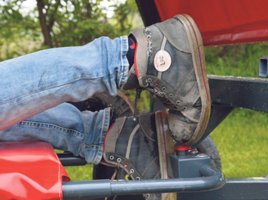 Apstāšanās pogu katrs no ravētājiem var ieslēgt ar kāju.