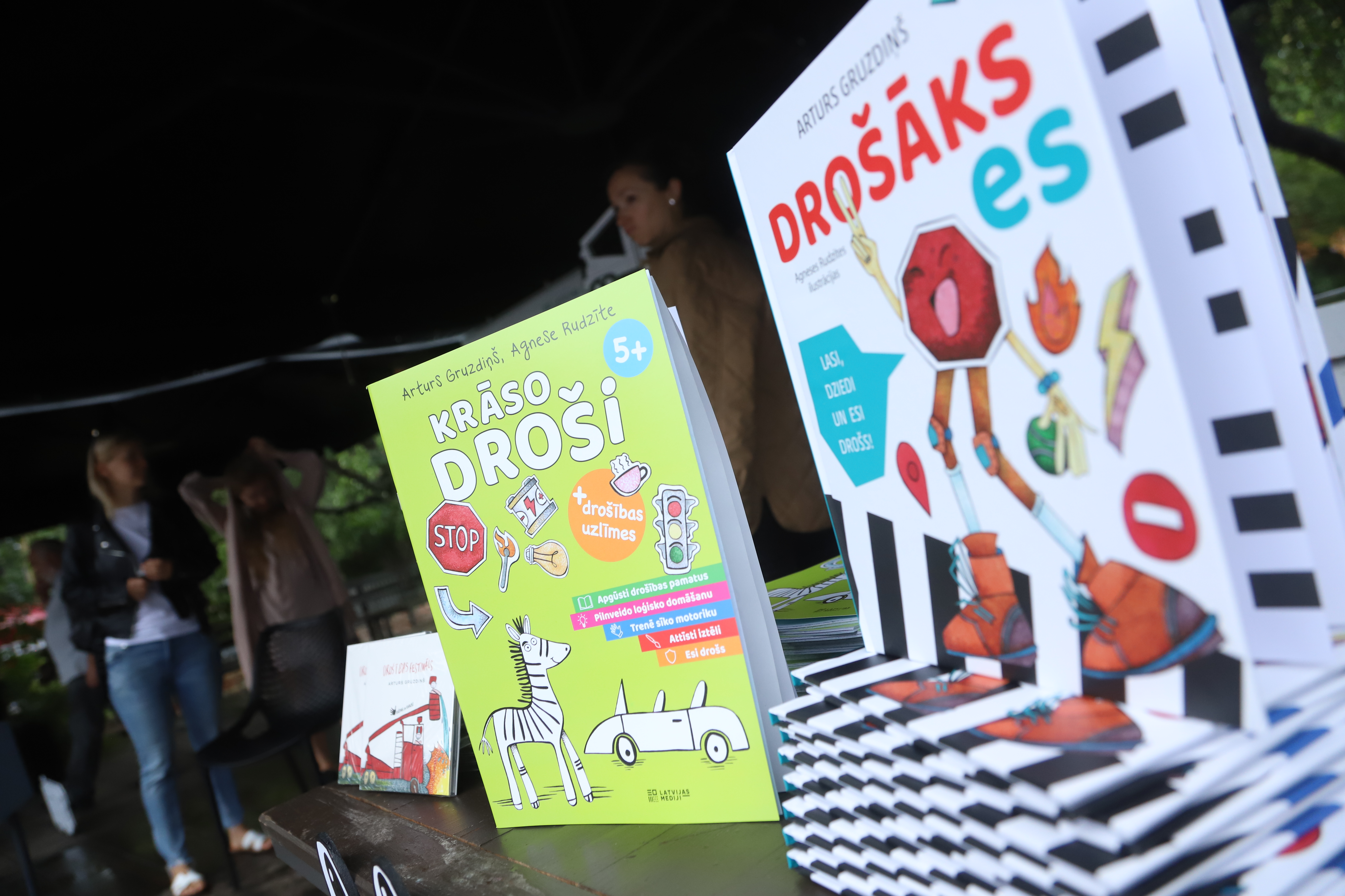 Artura Gruzdiņa grāmatas "Drošāks es" un aktivitāšu burtnīcas "Krāso droši" atvēršana.