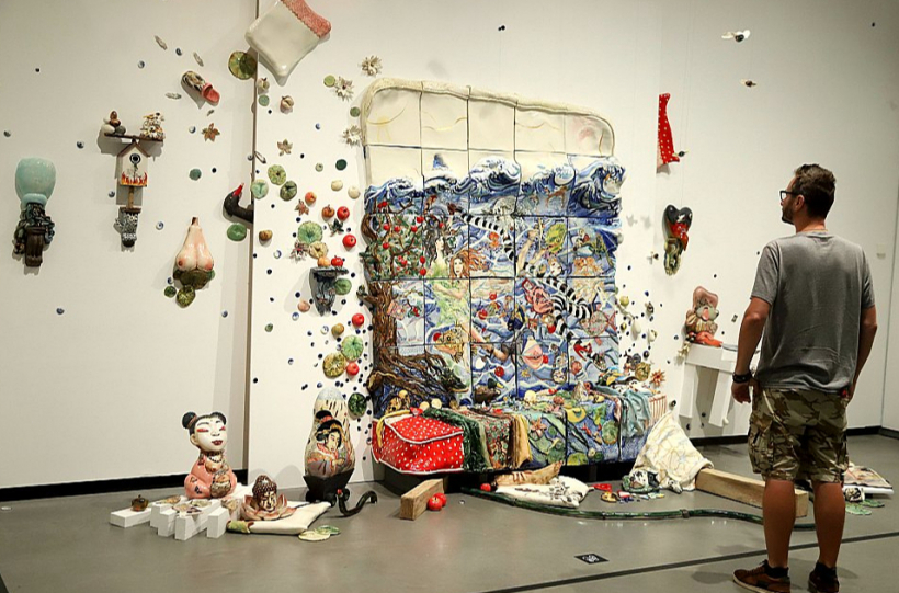 Skuja Braden. (Ingūna Skuja un Melisa Breidena), „Tirgot ūdeni upes malā”. 2022. Topošā Latvijas Laikmetīgās mākslas muzeja kolekcija. Fantasmagoriskais porcelāna panno, kas bija daļa no instalācijas Venēcijas mākslas biennālē 2022. gadā, veidots kā mākslinieču gulta, ko pārklāj visaptverosa ūdens matērija.