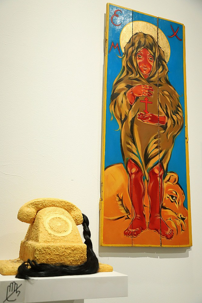 Kristiāna Dimitere, "Ēģiptes maģija". 2009. Šī ir viena no autores nedaudz groteski atainotajām, stereotipiski sievišķajām formām apveltītajām vientuļajām sievietēm. Binārā modeļa standarts kā galvenais pilnvērtīgas dzīves garants saēd neskaitāmu sieviešu dzīvi, liekot justies slikti par neatbilstību pareizajam modelim.