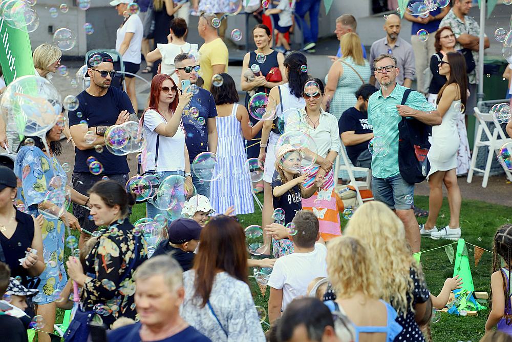 Rīgas dzimsanas dienā 19. augustā uz vairākām skatuvēm Vecrīgā skanēja koncerti, notika cirka un teātra izrādes bērniem, drosmes sarunas un joku sporta spēles.