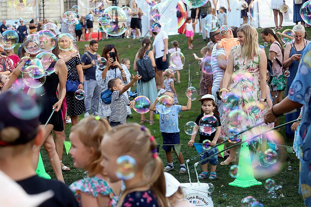 Rīgas dzimsanas dienā 19. augustā uz vairākām skatuvēm Vecrīgā skanēja koncerti, notika cirka un teātra izrādes bērniem, drosmes sarunas un joku sporta spēles.