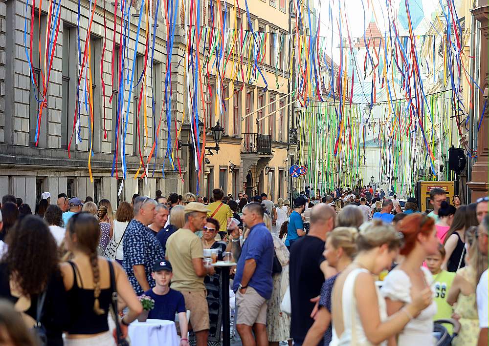 Rīgas dzimsanas dienā 19. augustā uz vairākām skatuvēm Vecrīgā skanēja koncerti, notika cirka un teātra izrādes bērniem, drosmes sarunas un joku sporta spēles.