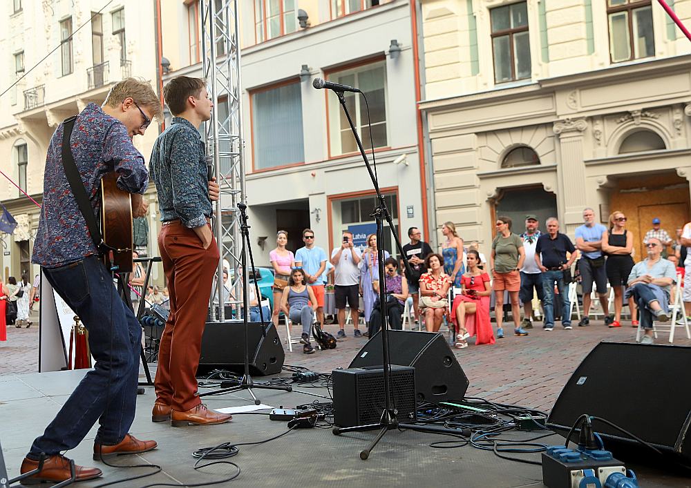 Rīgas dzimsanas dienā 19. augustā uz vairākām skatuvēm Vecrīgā skanēja koncerti, notika cirka un teātra izrādes bērniem, drosmes sarunas un joku sporta spēles.
