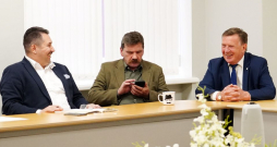 Partijas "Apvienotais saraksts" pārstāvji – Saeimas deputāti Igors Rajevs (no kreisās), Ingmārs Līdaka un iekšlietu ministrs Māris Kučinskis, otrdien gaidot tikšanos ar partiju apvienības "Jaunā Vienotība" pārstāvjiem.