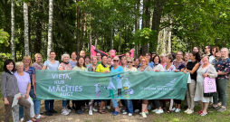 Kursu ietvaros skolotājus par tīru mežu nozīmi izglītoja Cūkmens Latvijas vides aizsardzības projekta "Nemēslo mežā" ietvaros. Attēlā – visi kopā kursu noslēgumā.