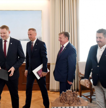 Partiju apvienības "Apvienotais saraksts" līdzpriekšsēdētājs, Saeimas priekšsēdētājs Edvards Smiltēns (no kreisās), partiju apvienības "Apvienotais saraksts" līdzpriekšsēdētājs, Saeimas deputāts Edgars Tavars, partiju apvienības "Apvienotais saraksts" pārstāvji - iekšlietu ministrs Māris Kučinskis un Saeimas deputāts Igors Rajevs tikšanās laikā Rīgas pilī.