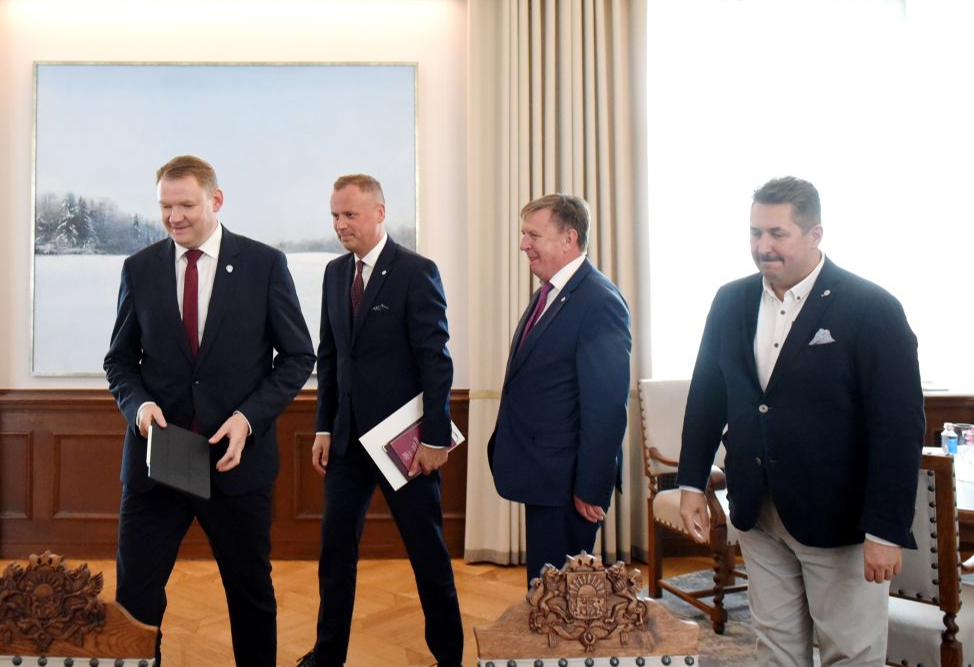 Partiju apvienības "Apvienotais saraksts" līdzpriekšsēdētājs, Saeimas priekšsēdētājs Edvards Smiltēns (no kreisās), partiju apvienības "Apvienotais saraksts" līdzpriekšsēdētājs, Saeimas deputāts Edgars Tavars, partiju apvienības "Apvienotais saraksts" pārstāvji - iekšlietu ministrs Māris Kučinskis un Saeimas deputāts Igors Rajevs tikšanās laikā Rīgas pilī.