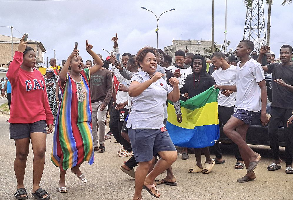 Apvērsuma atbalstītāji Gabonas pilsētā Akandā svin prezidenta Ali Bongo gāšanu. Bongo ģimene pie varas Gabonā bijusi 56 gadus.