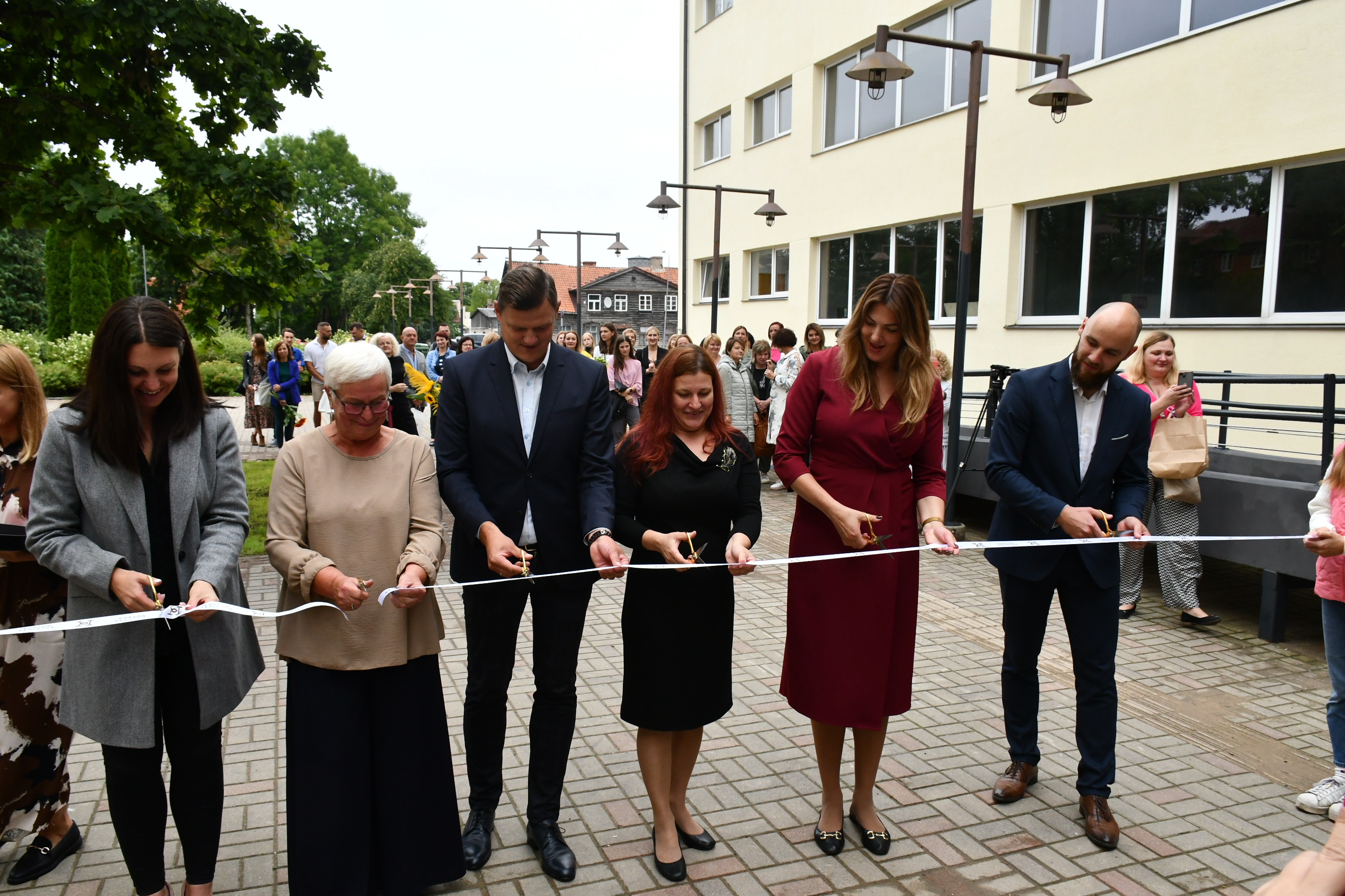 Atklāj atjaunoto Kuldīgas Centra vidusskolu. 