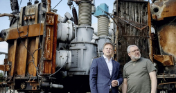 Vēl Lielbritānijas enerģētikas ministra amatā Grānts Šapss [no kreisās] pagājušajā nedēļā ieradās Ukrainā, kur solīja britu valdības atbalstu Ukrainas atomelektrostaciju turpmākai darbībai. Kopā ar Ukrainas enerģētikas ministru Hermanu Haluščenko viņš apskatīja arī Krievijas triecienos sabojāto infrastruktūru.