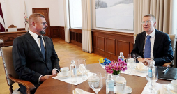 LOK prezidents Jānis Buks (no kreisās) ar Valsts prezidentu Edgaru Rinkēviču tikšanās laikā cita starpā pārrunāja iespēju Latvijā uzņemt ziemas olimpiskās spēles un Jaunatnes vasaras olimpiādi.