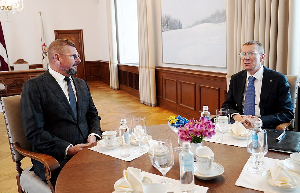 LOK prezidents Jānis Buks (no kreisās) ar Valsts prezidentu Edgaru Rinkēviču tikšanās laikā cita starpā pārrunāja iespēju Latvijā uzņemt ziemas olimpiskās spēles un Jaunatnes vasaras olimpiādi.