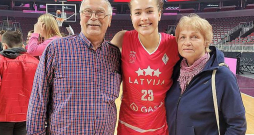 Arkādijs un Hermīne Bajāri ar mazmeitu, Latvijas sieviešu basketbola izlases vienu no līderēm Aleksu Gulbi. Viņas otrs vectēvs ir Latvijas handbola leģenda Andris Gulbis.