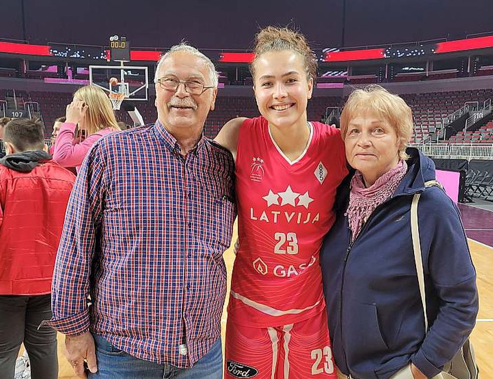 Arkādijs un Hermīne Bajāri ar mazmeitu, Latvijas sieviešu basketbola izlases vienu no līderēm Aleksu Gulbi. Viņas otrs vectēvs ir Latvijas handbola leģenda Andris Gulbis.