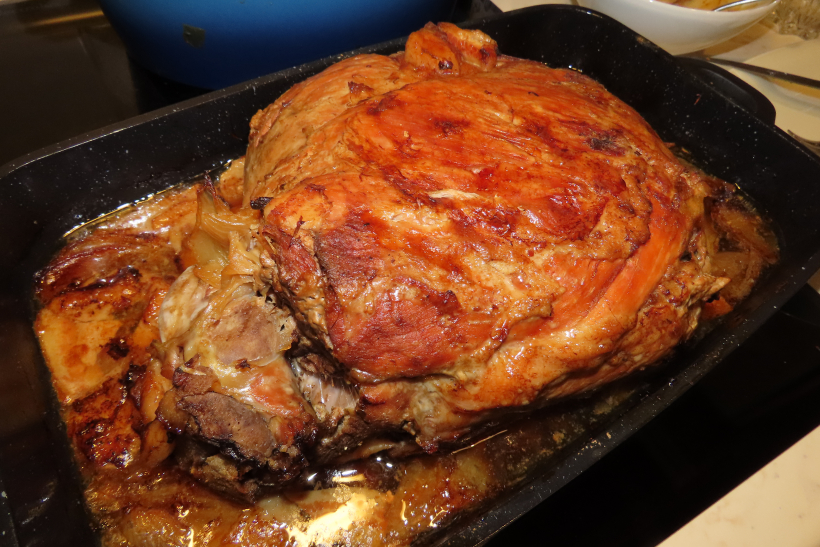 Sivēna ciskas cepetis ir gatavs, kad gaļa mīksta un viegli nāk nost no kaula.