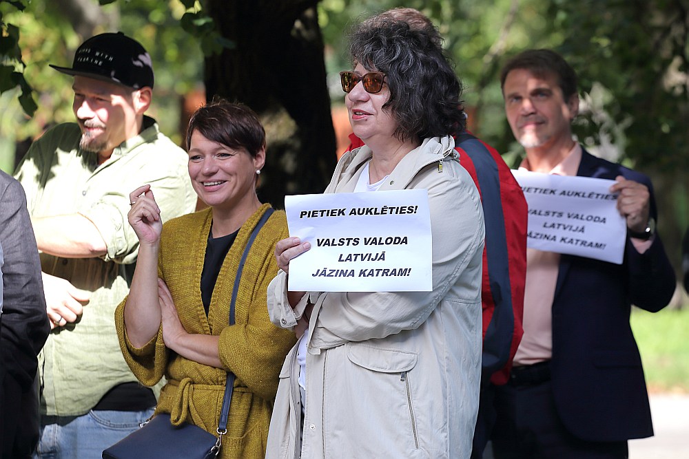 Protestē pret ieceri pagarināt Krievijas pilsoņiem latviešu valodas eksāmena kārtošanas termiņu.