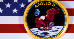 Vēsturiskā “Apollo 11” emblēma.