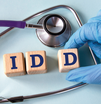 IDD ir slimība, ko raksturo kustību, valodas, iegaumēšanas, pašapkalpošanās un vispār patstāvīgas dzīves apgrūtinājumi visas dzīves garumā. 