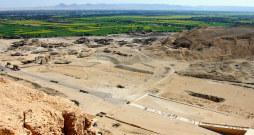 Skats uz Nīlas ieleju no Gurnas kalniem netālu no Hašepsutas tempļa Luksorā.