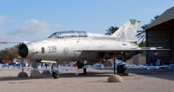 Vēsturiskais iznīcinātājs MiG-21 Izraēlas Gaisa spēku muzejā.