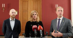 Partijas "Progresīvie" pārstāvis, Saeimas deputāts Andris Šuvajevs (no kreisās), partiju apvienības "Jaunā vienotība" pārstāve, Ministru prezidenta amata kandidāte Evika Siliņa un Zaļo un zemnieku savienības pārstāvis, Saeimas deputāts Viktors Valainis piedalās preses konferencē pēc tikšanās, kurā "Jaunās vienotības", Zaļo un zemnieku savienības un "Progresīvo" veidotā topošā koalīcija turpina darbu pie jaunās valdības veidošanas.