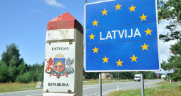 Pilsonības un migrācijas lietu pārvalde jau septembra vidū gatavojas izsūtīt vēstules tiem Krievijas pilsoņiem, kuriem 90 dienu laikā būtu jāatstāj Latvijas valsts, ja viņi nebūs izpildījuši likuma prasības, lai saņemtu Eiropas Savienības pastāvīgā iedzīvotāja uzturēšanās atļauju.