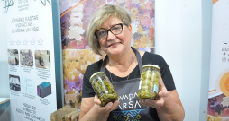 Vandzenes pagasta pārtikas ražotāja "Skim gardumi" saimniece Olga Blumbaha piedāvā marinētus pieneņu kātus, kas galvenokārt pieejami restorānos.