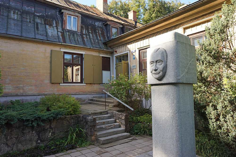 Ojāra Vācieša muzeja pagalmā apskatāms dzejnieka krūšutēls, un tā apkaimi var izstaigāt "Ojāra soļiem".
