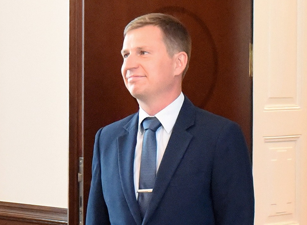Kaspara Rožkalna aiziešanas iemesls neesot politisks spiediens vai mājieni.