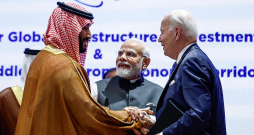 Saūda Arābijas kroņprincis Mohameds bin Salmans (no kreisās), Indijas premjerministrs Narendra Modi (centrā) un ASV prezidents Džo Baidens G20 samitā Deli. Samita laikā tika parakstīts saprašanās memorands par Vašingtonas atbalstītu dzelzceļa un jūras transporta koridoru, kas savienos Indiju, Tuvos Austrumus un Eiropu.