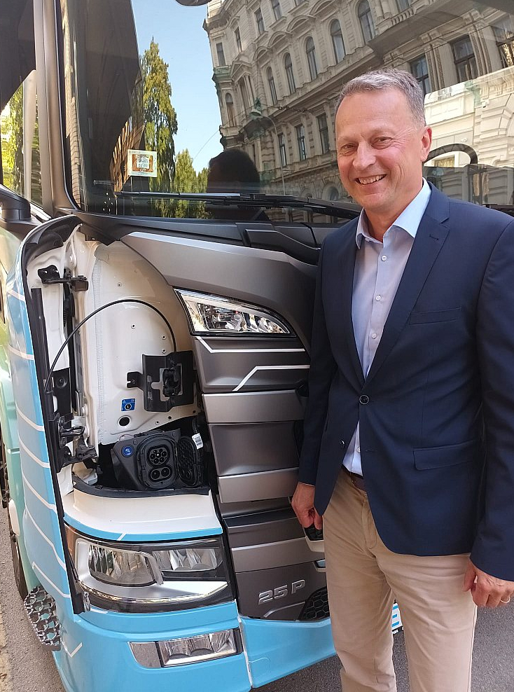 "Šis ar akumulatoriem darbināmais elektriskais kravas auto ir modelis, ko "Scania" jau ražo sērijveidā. Klientiem Latvijā šo mašīnu ir iespēja saņemt lietošanā uz veselu nedēļu testiem," stāstīja un rādīja viens no semināra lektoriem, "Scania Latvia" vadītājs Aigars Pušinskis.