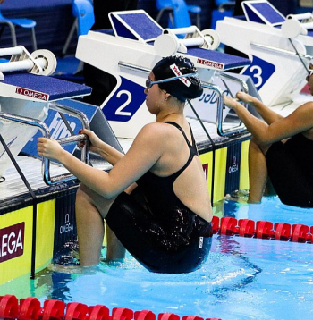 Starptautiskās peldēšanas federācijas vēlme atgriezt agresorus sacensībās skaidrojama ar to, ka līdzīgi kā daudzās sporta organizācijās arī peldēšanā krievi bija izpletuši finanšu astoņkāja taustekļus.