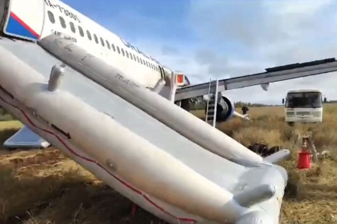 Aviokompānijas "Ural Airlines" lidmašīna "Airbus-A320", kas bija ceļā no Sočiem uz Omsku, nolaidās laukā Novosibirskas apgabalā.