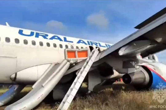 Aviokompānijas "Ural Airlines" lidmašīna "Airbus-A320", kas bija ceļā no Sočiem uz Omsku, nolaidās laukā Novosibirskas apgabalā.