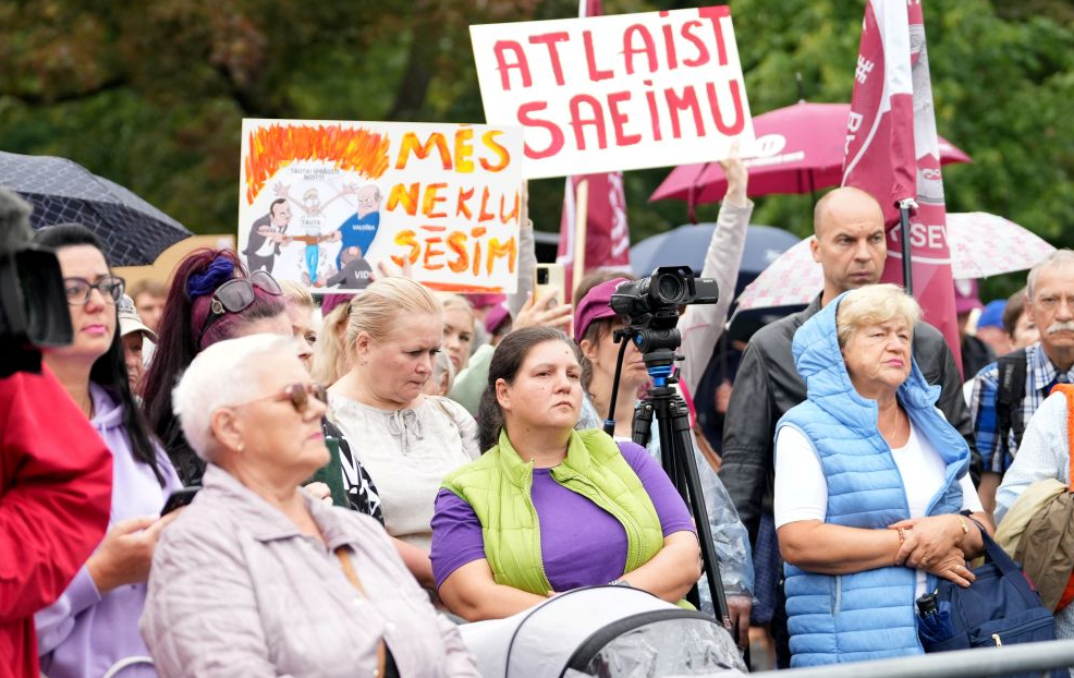 Lai arī cik apšaubāmi tas liktos, savu plecu Latvijas (vismaz Rīgas) atkrieviskošanā pielikusi Aināra Šlesera aizsāktā kampaņa "Atlaist Saeimu!". 