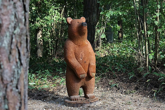 Paralēli teritorijas sakopšanas darbiem dabas parkā Tērvetē tiek uzstādītas arī jaunas koka skulptūras. Parkā apskatāmas vairāk nekā 100 dažādu koka skulptūru un veidojumu, kas ik pēc 5–7 gadiem tiek atjaunoti.