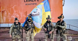 Kadrs no Ukrainas militārā izlūkdienesta izplatītā video, kurā ukraiņu karavīri redzami uz gāzes ieguves platformas "Krima-2" jeb "Neatkarība".