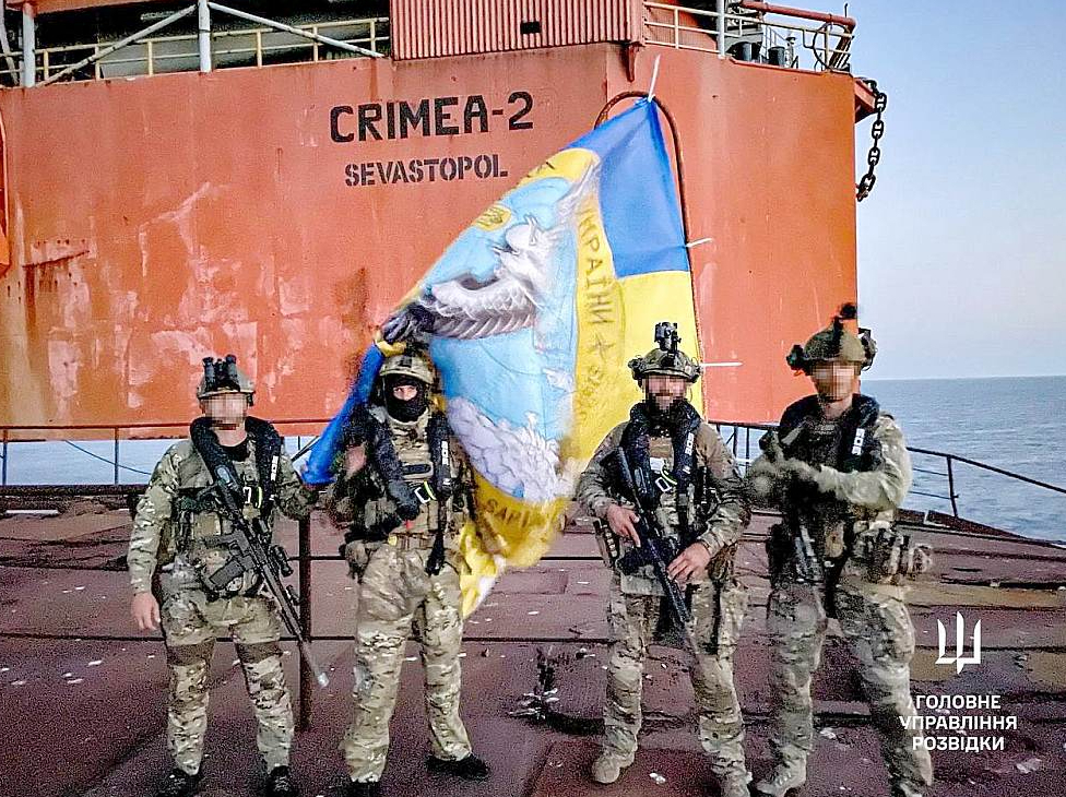 Kadrs no Ukrainas militārā izlūkdienesta izplatītā video, kurā ukraiņu karavīri redzami uz gāzes ieguves platformas "Krima-2" jeb "Neatkarība".
