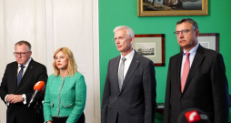 Partiju apvienības "Jaunā vienotība" pārstāvji - Arvils Ašeradens (no kreisās), Evika Siliņa, Krišjānis Kariņš un Jānis Reirs.