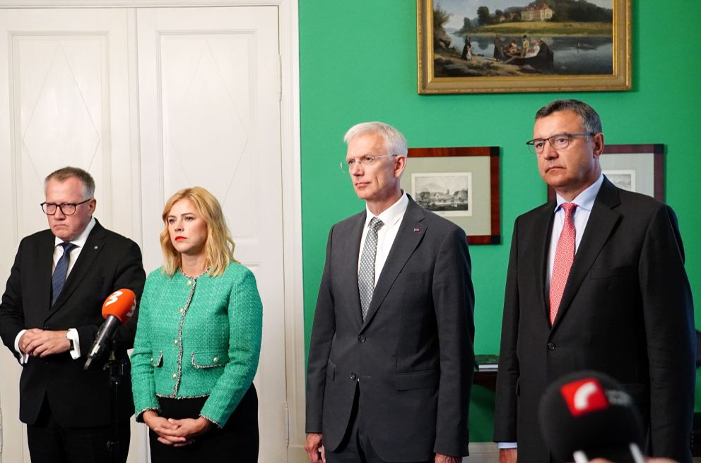 Partiju apvienības "Jaunā vienotība" pārstāvji - Arvils Ašeradens (no kreisās), Evika Siliņa, Krišjānis Kariņš un Jānis Reirs.