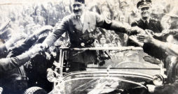 Ādolfs Hitlers sveicinās ar saviem faniem. Antīkas fotogrāfijas reprodukcija. Bet varbūt tas nemaz nav pats Hitlers?