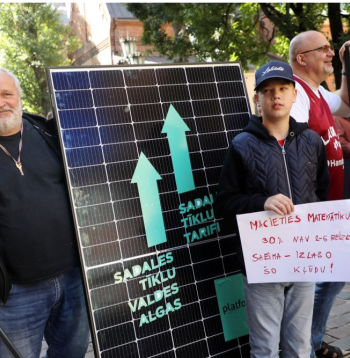 Radio balss Kaspars Upacieris (Ufo) piedalās politiskās partijas "Platforma 21" rīkotajā piketā pie Saeimas, kurā protestē pret "Sadales tīkla" tarifu kāpumu.