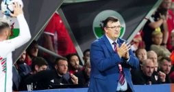 Latvijas vīriešu futbola izlases galvenais treneris Dainis Kazakevičs UEFA Eiropas čempionāta kvalifikācijas turnīra spēlē futbolā starp Latvijas un Velsas izlasēm "Skonto" stadionā.