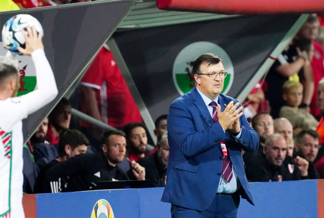 Latvijas vīriešu futbola izlases galvenais treneris Dainis Kazakevičs UEFA Eiropas čempionāta kvalifikācijas turnīra spēlē futbolā starp Latvijas un Velsas izlasēm "Skonto" stadionā.