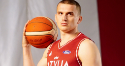 Latvijas vīriešu basketbola valstsvienības spēlētājs Andrejs Gražulis piedalās mediju pasākumā "Arēnā Rīga".