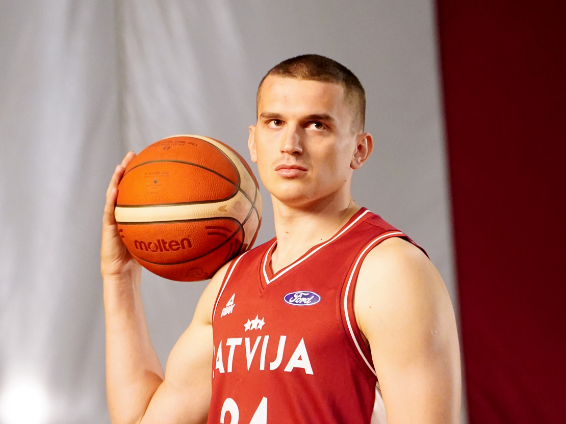 Latvijas vīriešu basketbola valstsvienības spēlētājs Andrejs Gražulis piedalās mediju pasākumā "Arēnā Rīga".