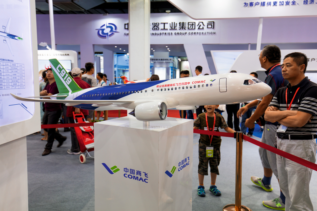 Ķīnas Komerciālo gaisa kuģu korporācijas (COMAC) viedlidmašīnas C919 modelis Ķīnas
starptautiskajā augsto tehnoloģiju izstādē.