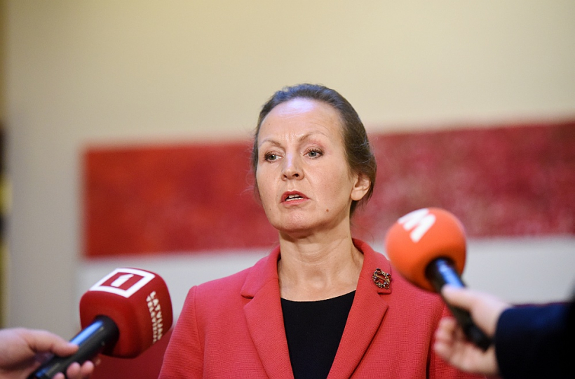 Bijusī veselības ministre Līga Meņģelsone dažu dienu laikā paspēja mainīt politiskās simpātijas – vispirms uzrakstīja iesniegumu par iestāšanos "Jaunajā Vienotībā", bet drīz to atsauca.